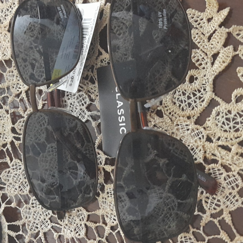 The classic 100% UV protection mens sunglass
